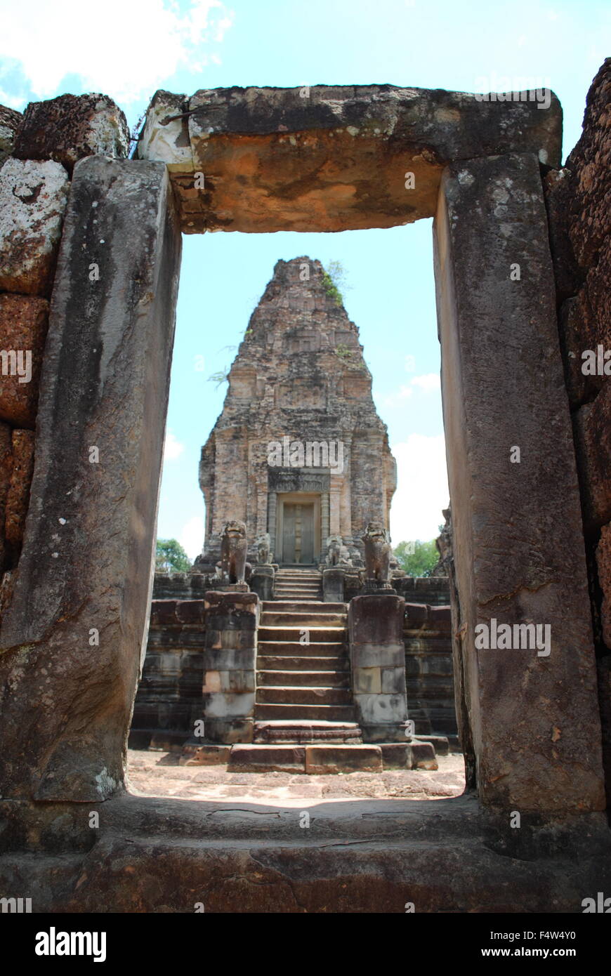 East Mebon grandi, a tre piani tempio-montagna coronata da cinque torri. Parco Archeologico di Angkor, Siem Reap, Cambogia. Foto Stock