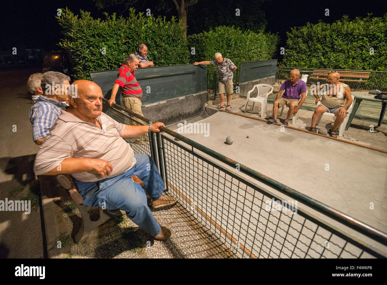 Uomini locale essendo giocato bocce sul tribunale aperto a Colle di Val d'elsa, Toscana, Italia. Foto Stock
