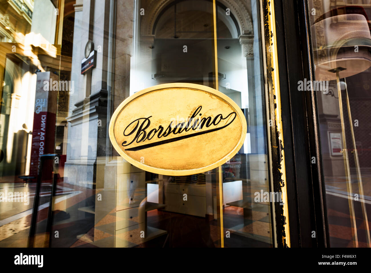 Milano, Italia - 29 agosto 2015: Borsalino golden store window in galleria Vittorio Emanuele II, il quartiere della moda di Milano. Agosto, Foto Stock