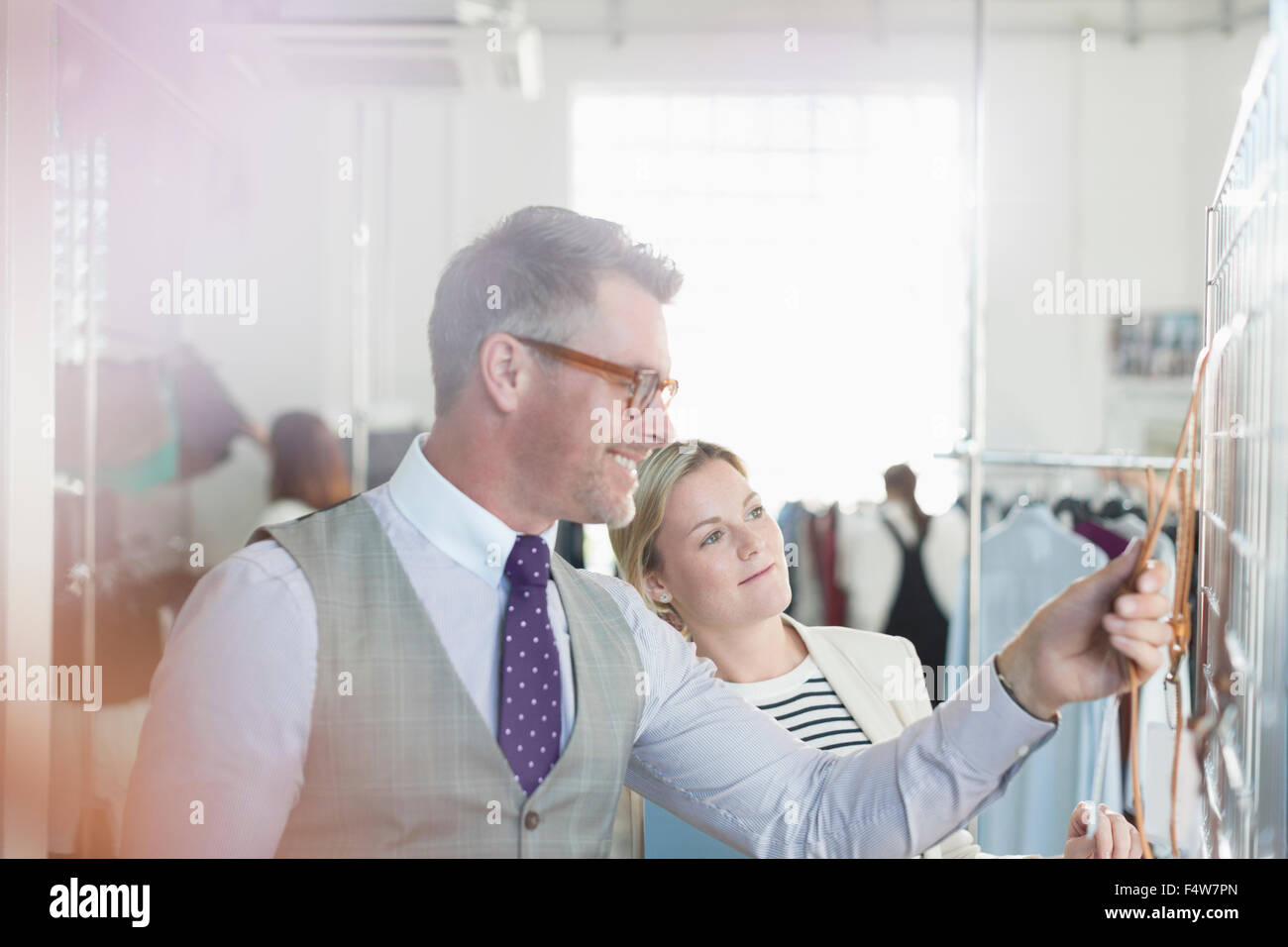 Designer di moda il brainstorming a lavagna in office Foto Stock