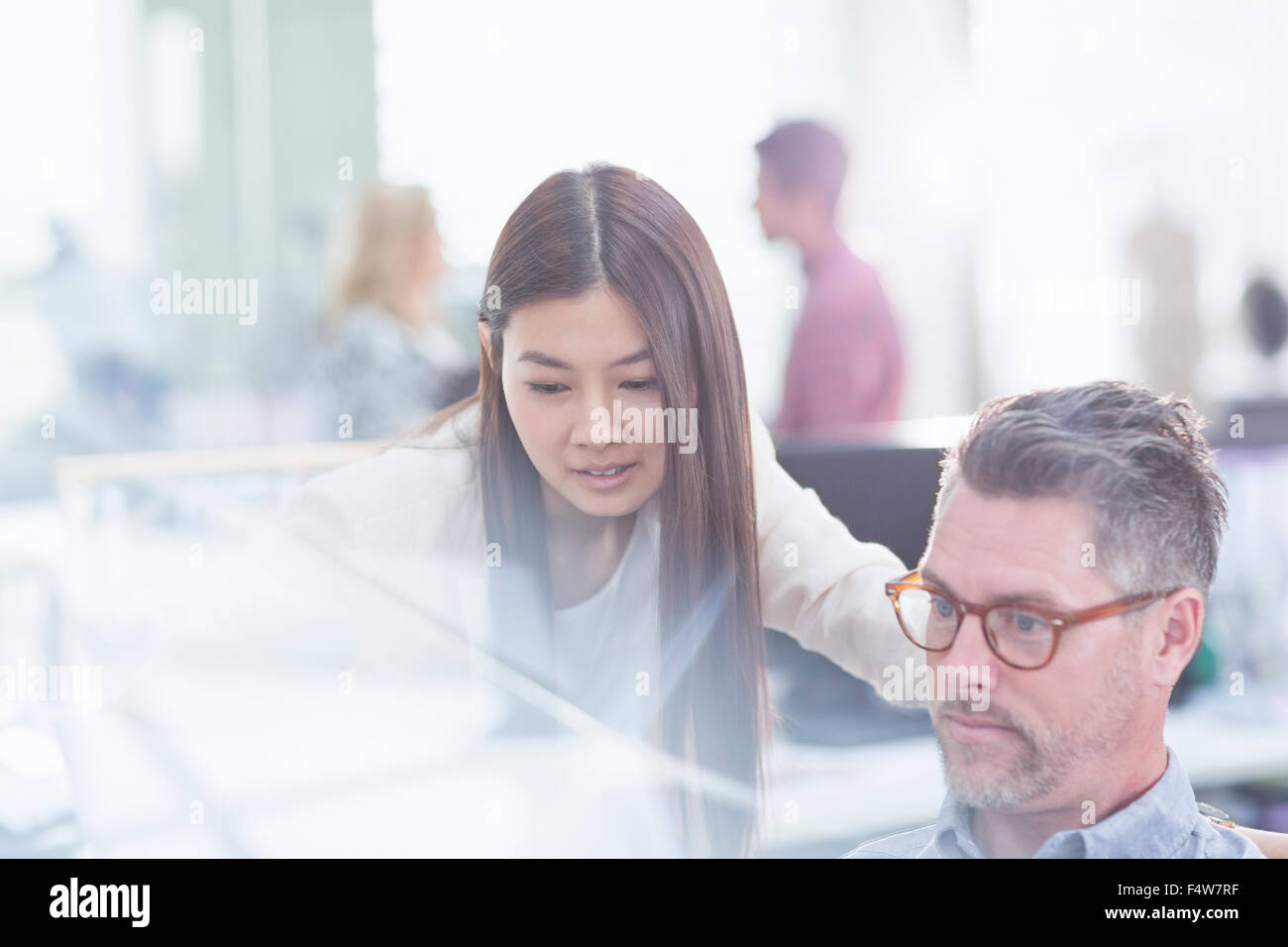 La gente di affari lavoro in ufficio Foto Stock