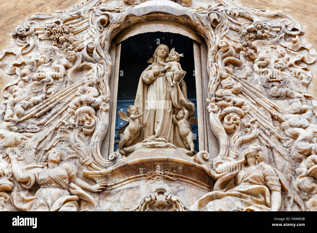 Facciata in alabastro di La Virgen del Rosario racchiuso in una nicchia, il Museo Nazionale delle Ceramiche e delle Arti Decorative, Valencia Foto Stock