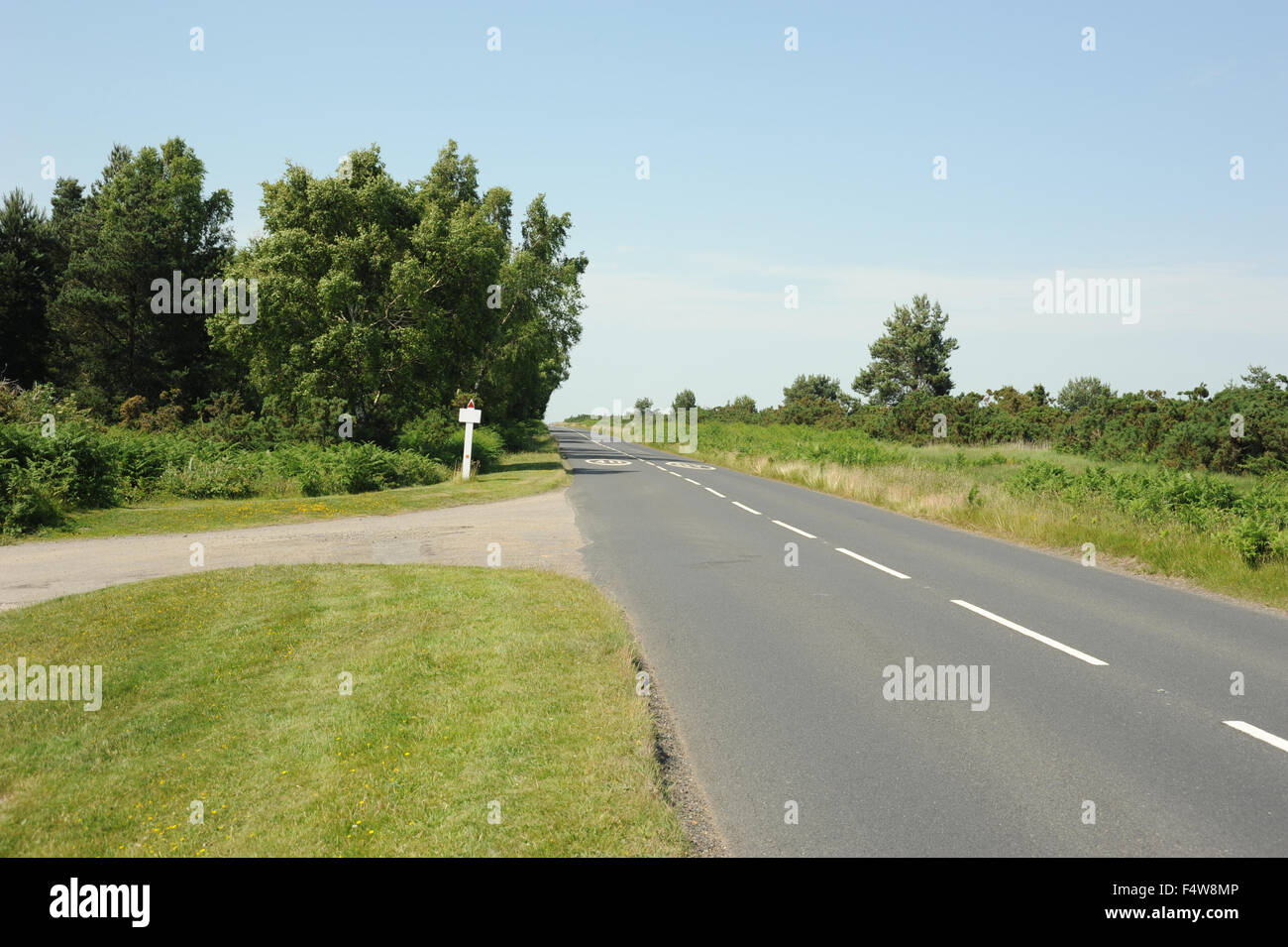 Fotografia di una strada ripresa dall'orlo che mostra assenza di traffico Foto Stock