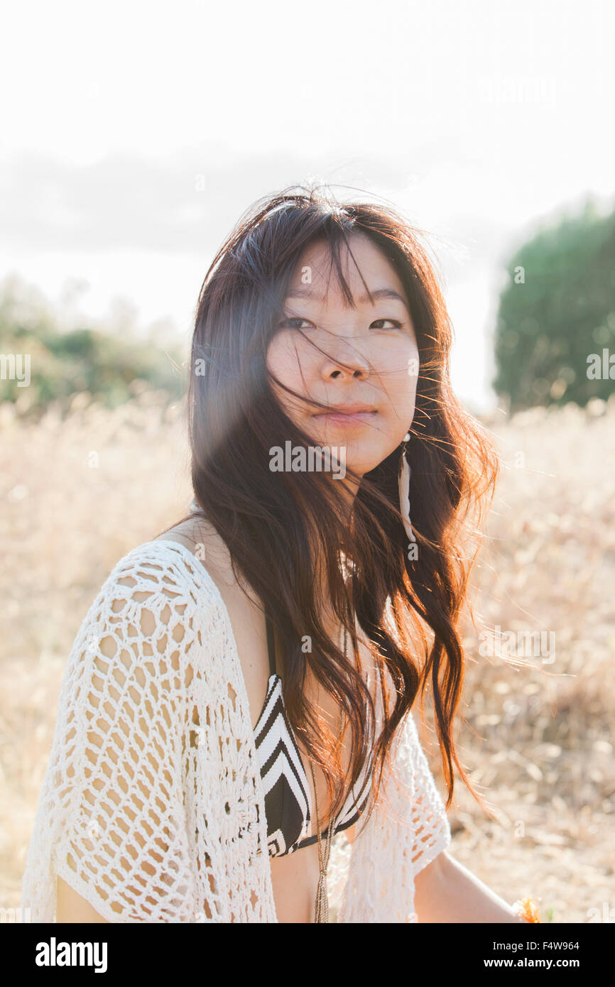 Ritratto di gravi boho donna in bikini in campo soleggiato Foto Stock