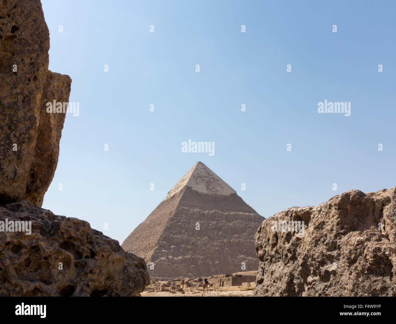 Vista della Piramide del faraone Khafre sull'altopiano di Giza, le Grandi Piramidi di Giza, il Cairo, Egitto Foto Stock
