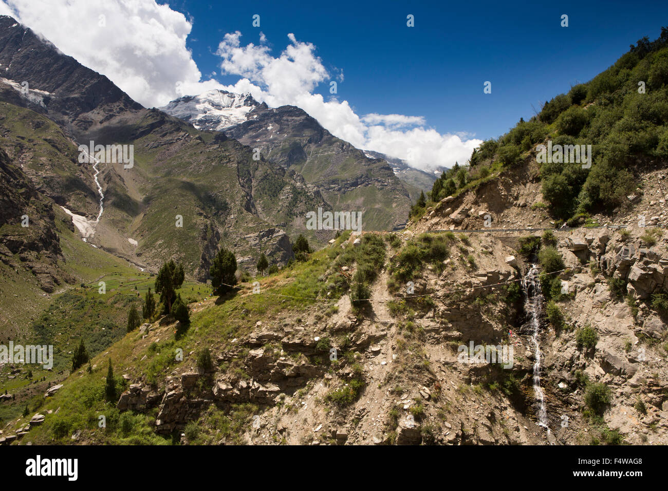 India, Himachal Pradesh, Lahaul e Spiti, Darcha, montagna stretto tratto di autostrada Leh-Manali tagliare attraverso il colle roccioso Foto Stock