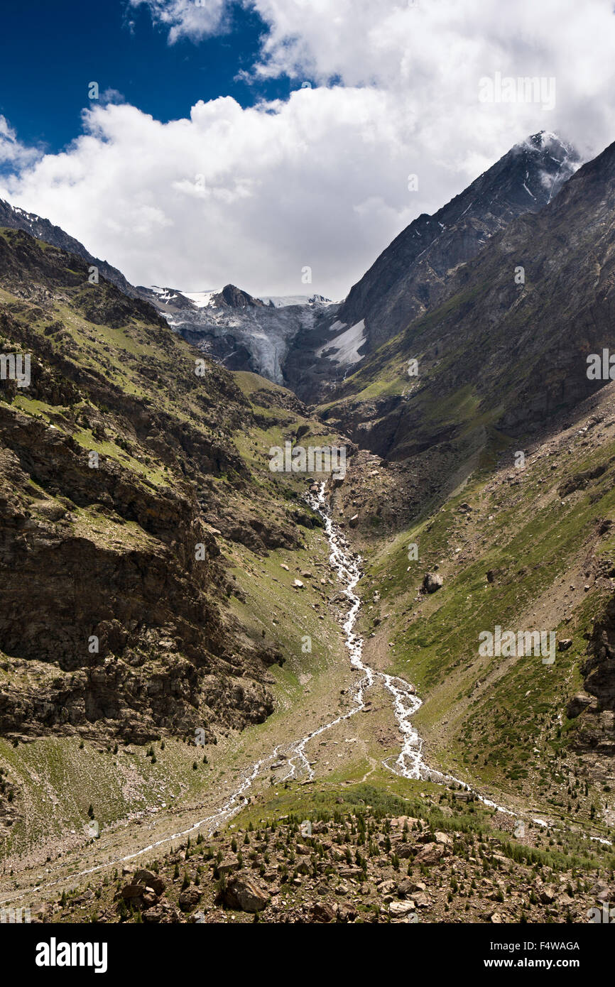 India, Himachal Pradesh, Lahaul e Spiti, Darcha, flusso di acqua di disgelo che scorre giù dalle montagne Foto Stock