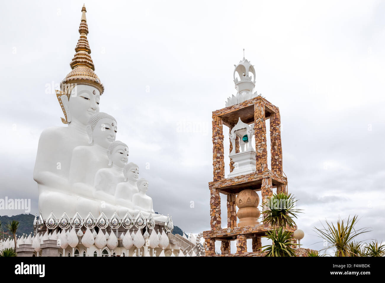 Nelle montagne di Khao Klo è un nuovo cinque Buddha bianco che appare in prossimità gli uni agli altri Foto Stock