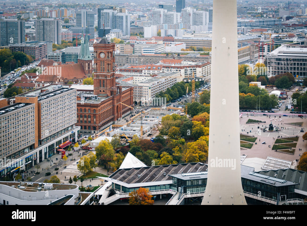 Vista la Berlino torre della televisione e degli edifici nel quartiere Mitte di Berlino, Germania. Foto Stock