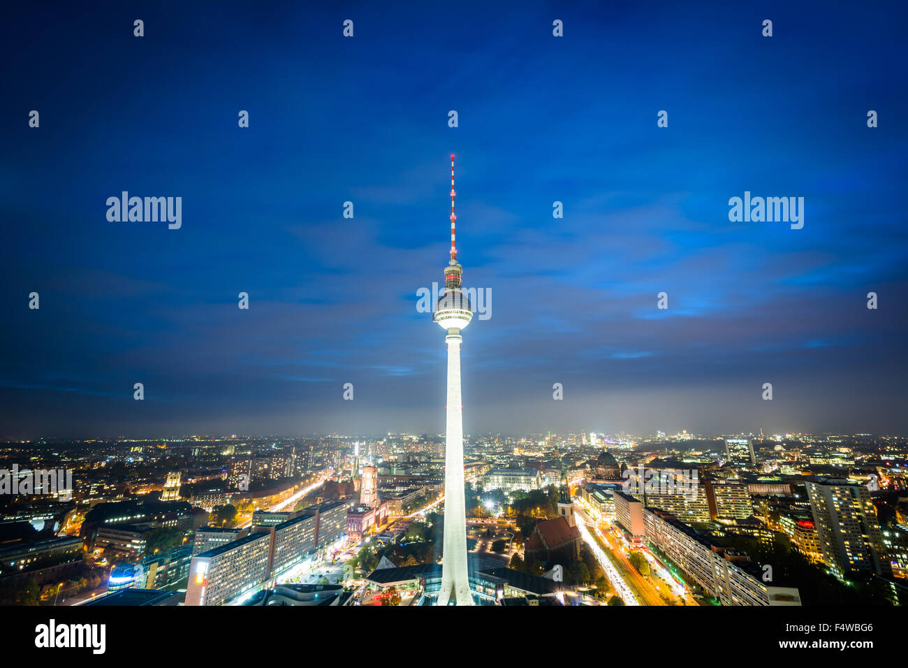 Vista la Berlino Torre della TV (Fernsehturm) di notte, nel quartiere Mitte di Berlino, Germania. Foto Stock