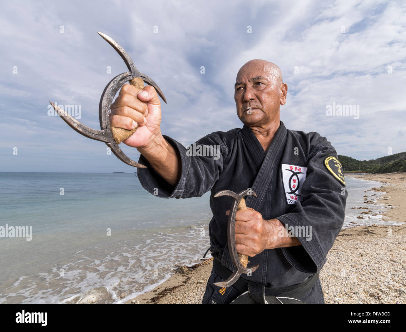 Kensho Tokumura, Hanshi 9th-dan Dento Ryukyu Kobujutsu Hozon Budo Kyokai formazione sulla spiaggia Heshikiya, Katsuren, Okinawa. 德村 賢昌 Foto Stock