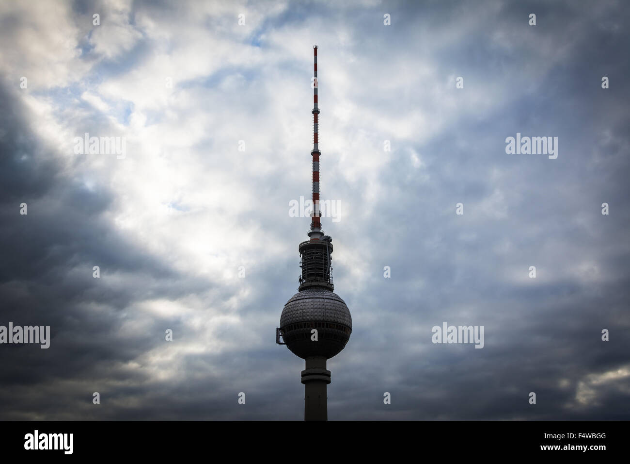 Vista la Berlino Torre della TV (Fernsehturm), nel quartiere Mitte di Berlino, Germania. Foto Stock