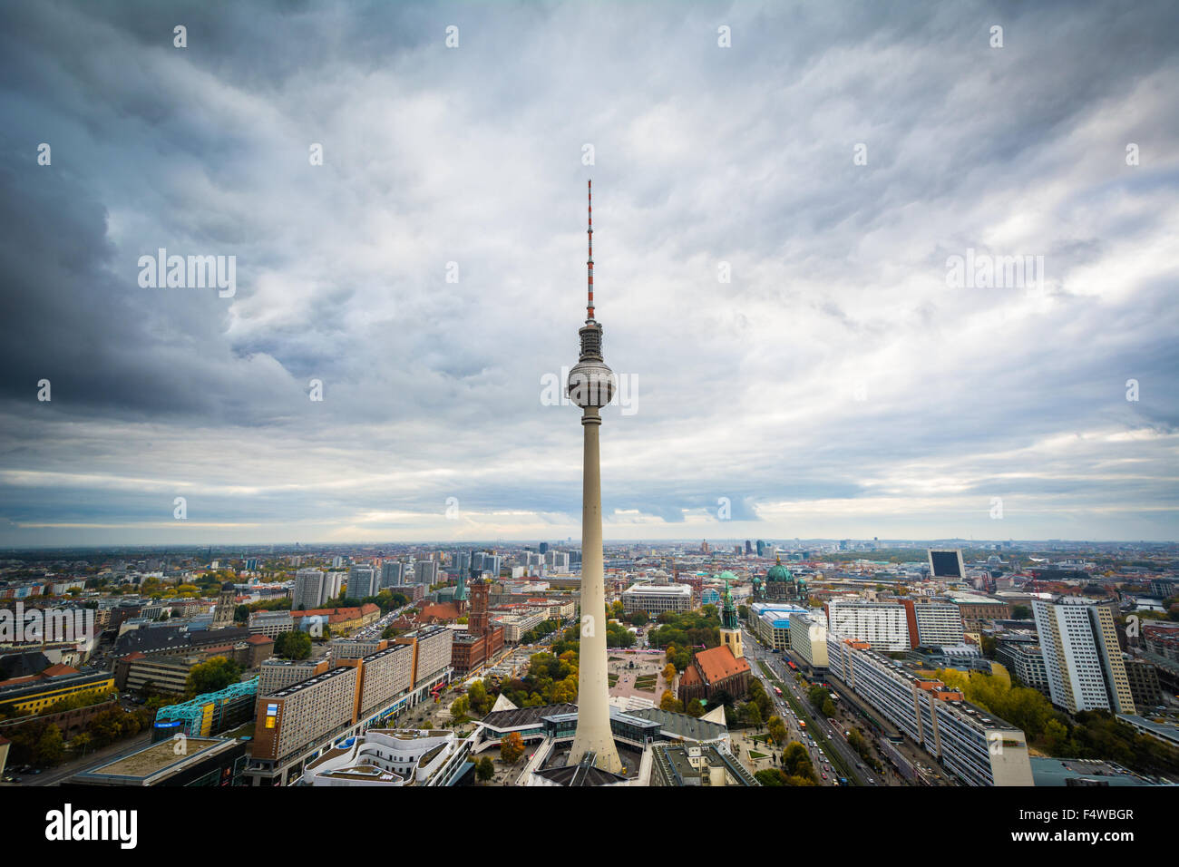 Vista la Berlino Torre della TV (Fernsehturm) , nel quartiere Mitte di Berlino, Germania. Foto Stock