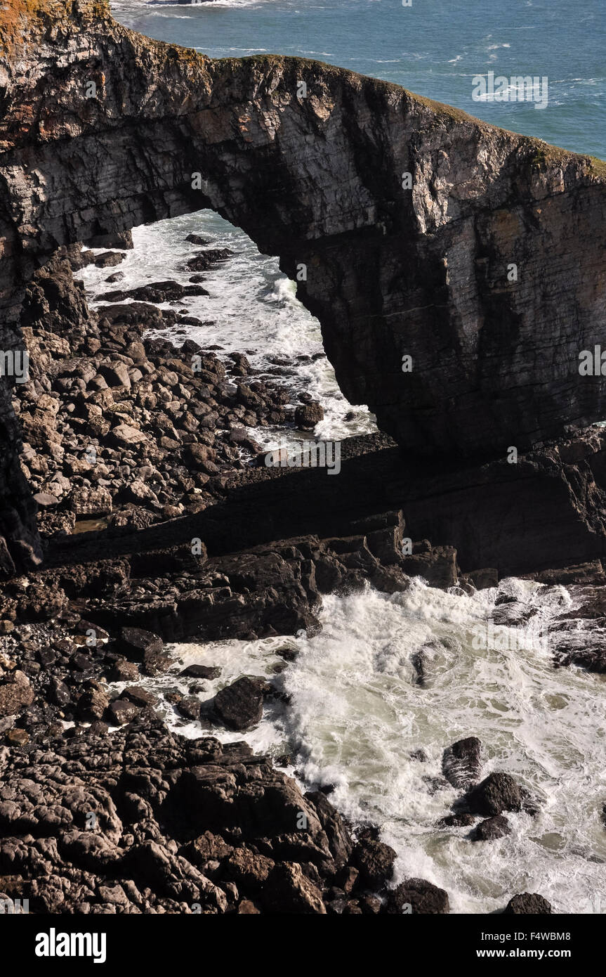 Ponte Verde del Galles vicino Castlemartin sulla costa del Pembrokeshire, Galles. Foto Stock