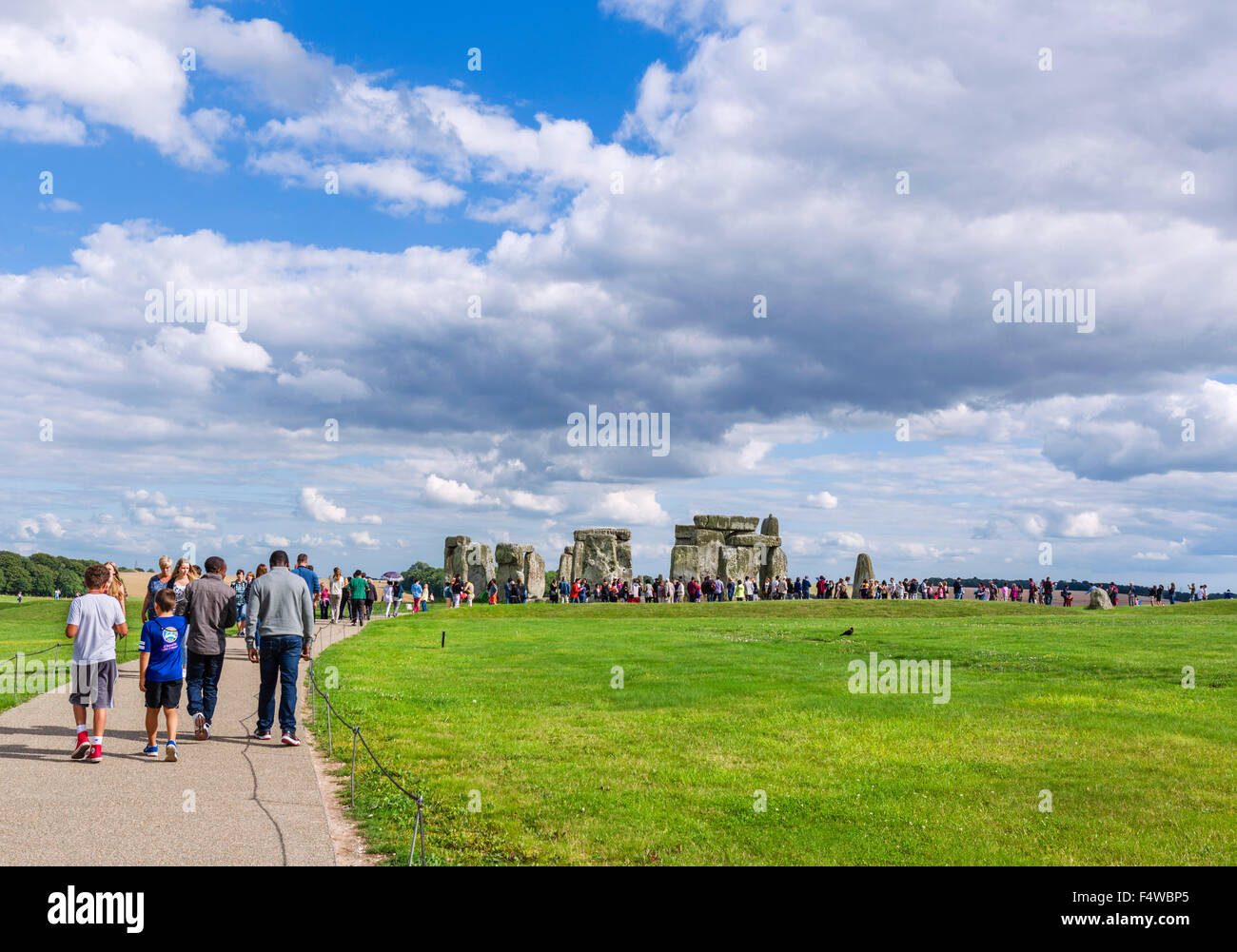 La folla di visitatori a Stonehenge, vicino a Amesbury, Wiltshire, Inghilterra, Regno Unito Foto Stock