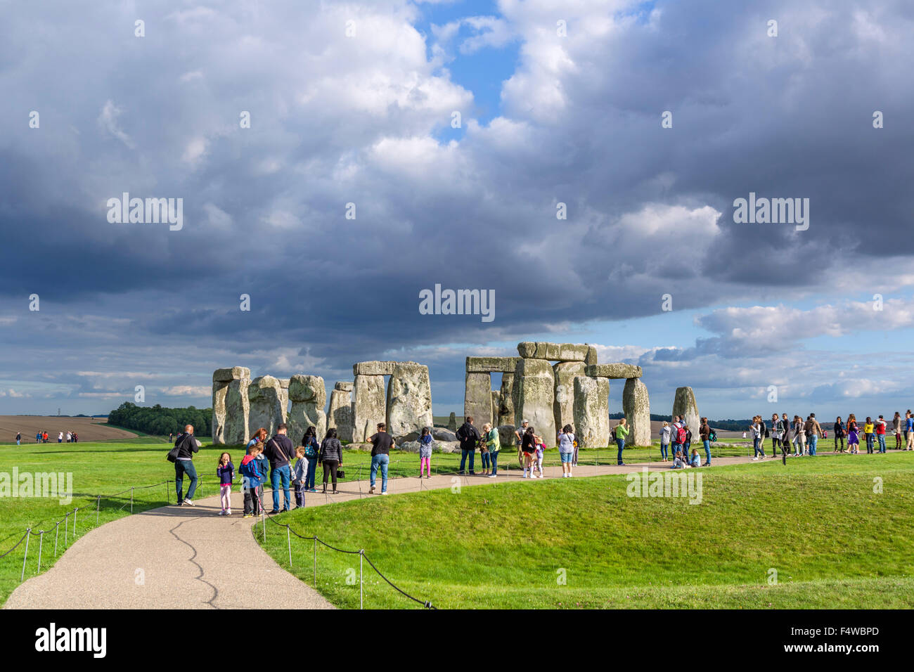 I visitatori a Stonehenge, vicino a Amesbury, Wiltshire, Inghilterra, Regno Unito Foto Stock