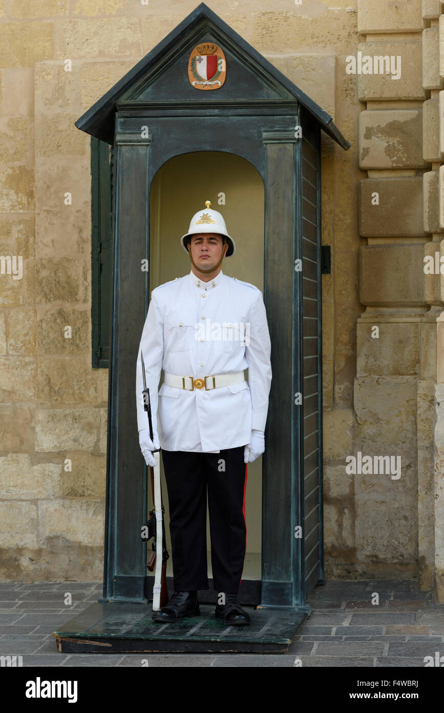 Guardia cerimoniale al di fuori del Palazzo dei grandi maestri di La Valletta Foto Stock