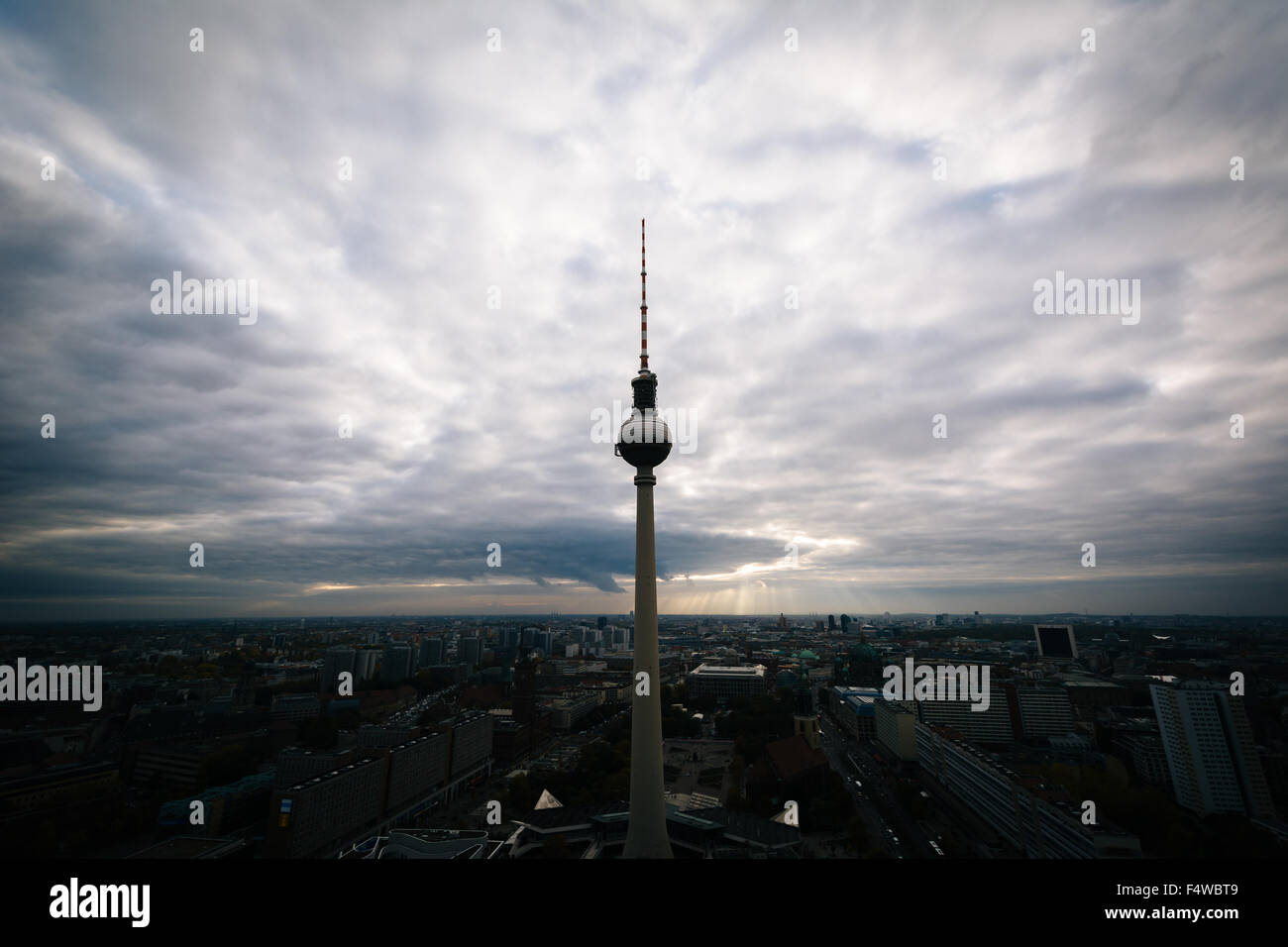 Vista la Berlino Torre della TV (Fernsehturm) , nel quartiere Mitte di Berlino, Germania. Foto Stock