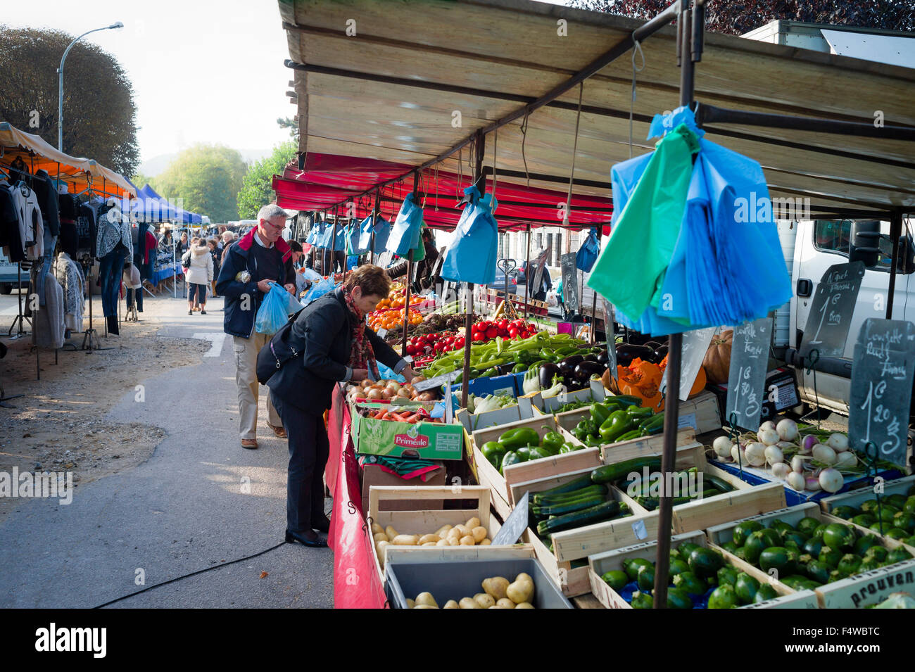 Frutta e verdura in negozio il mercato della domenica del piccolo villaggio di Darnetal vicino a Rouen in Francia. Foto Stock