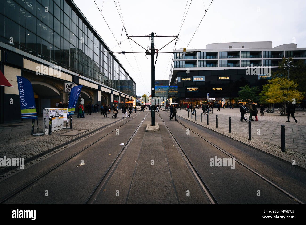 I binari del tram a Alexanderplatz, nel quartiere Mitte di Berlino, Germania. Foto Stock