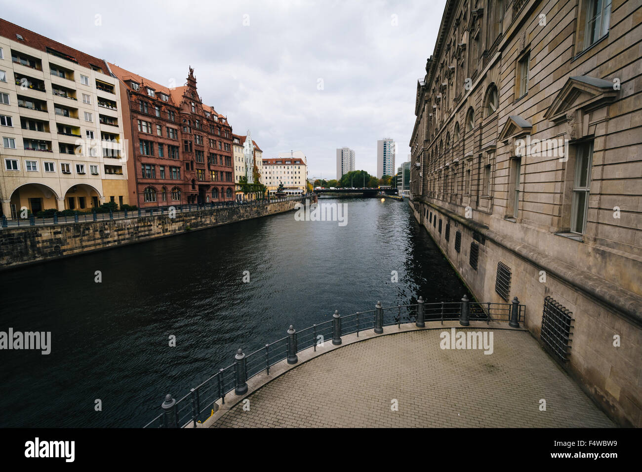 Il fiume Sprea, nel quartiere Mitte di Berlino, Germania. Foto Stock