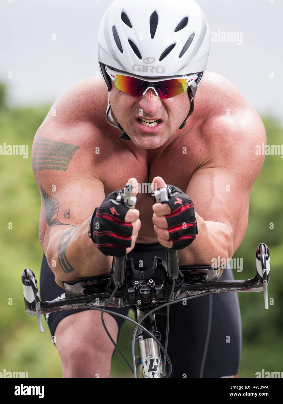 Triathlon / time trial T.T. ciclista con aero bicicletta e casco Foto Stock