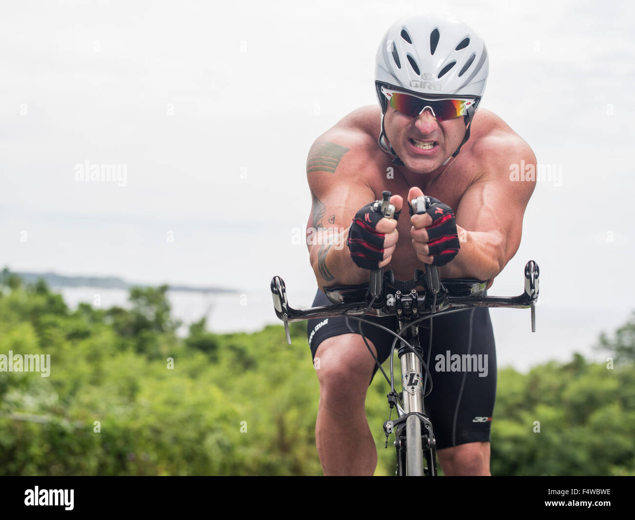 Triathlon / time trial T.T. ciclista con aero bicicletta e casco Foto Stock