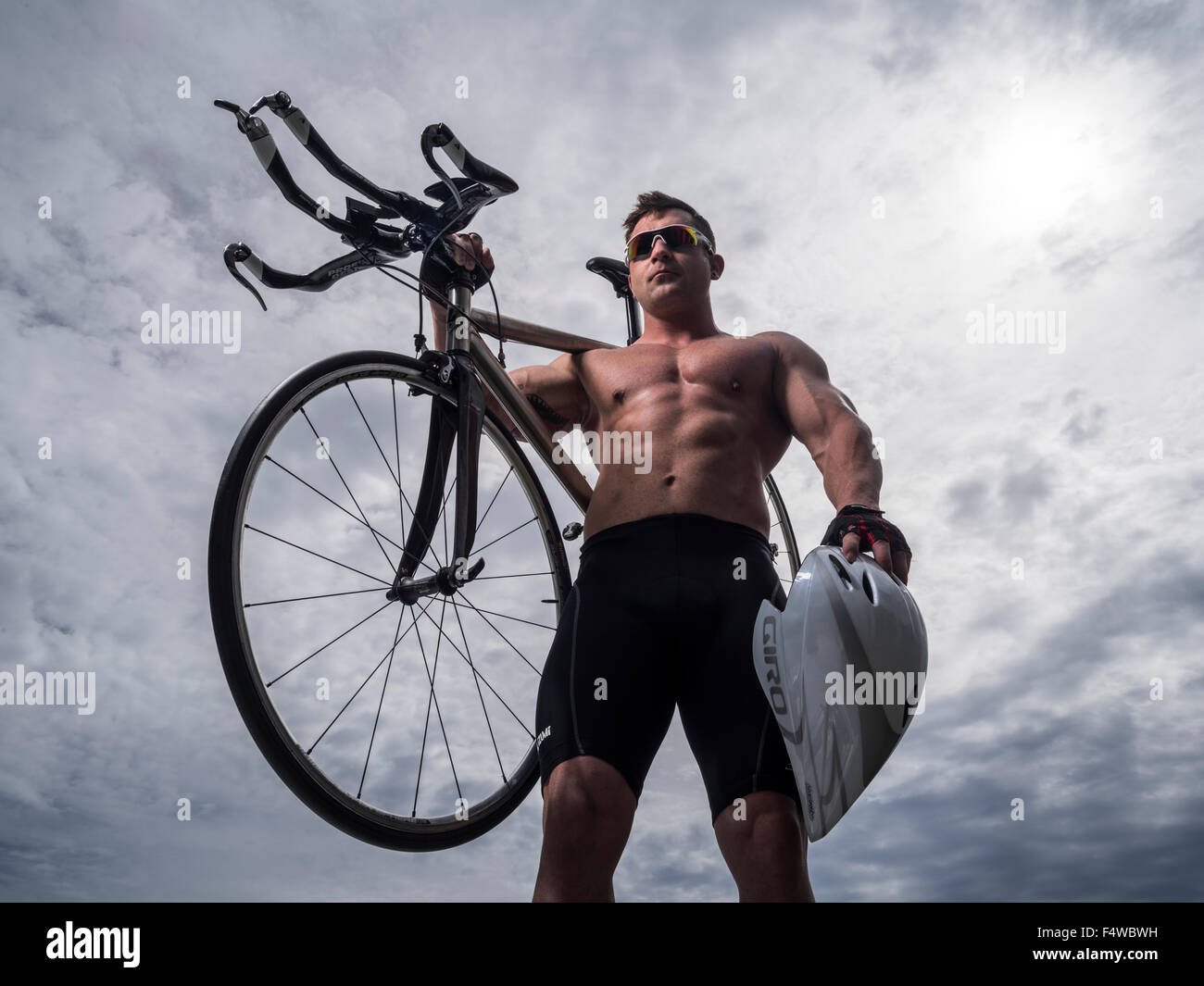 Triathlon / time trial T.T. ciclista con aero bicicletta e casco Foto Stock