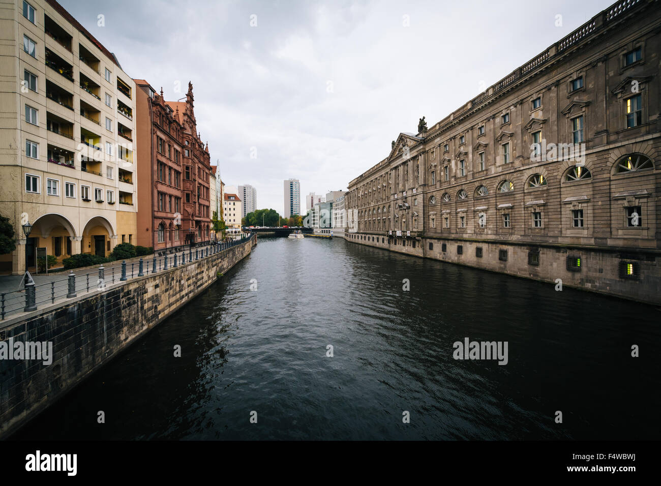 Il fiume Sprea, nel quartiere Mitte di Berlino, Germania. Foto Stock