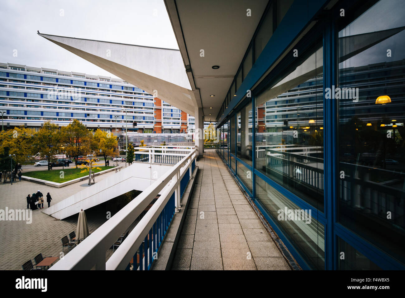 Edificio moderno ad Alexanderplatz, nel quartiere Mitte di Berlino, Germania. Foto Stock