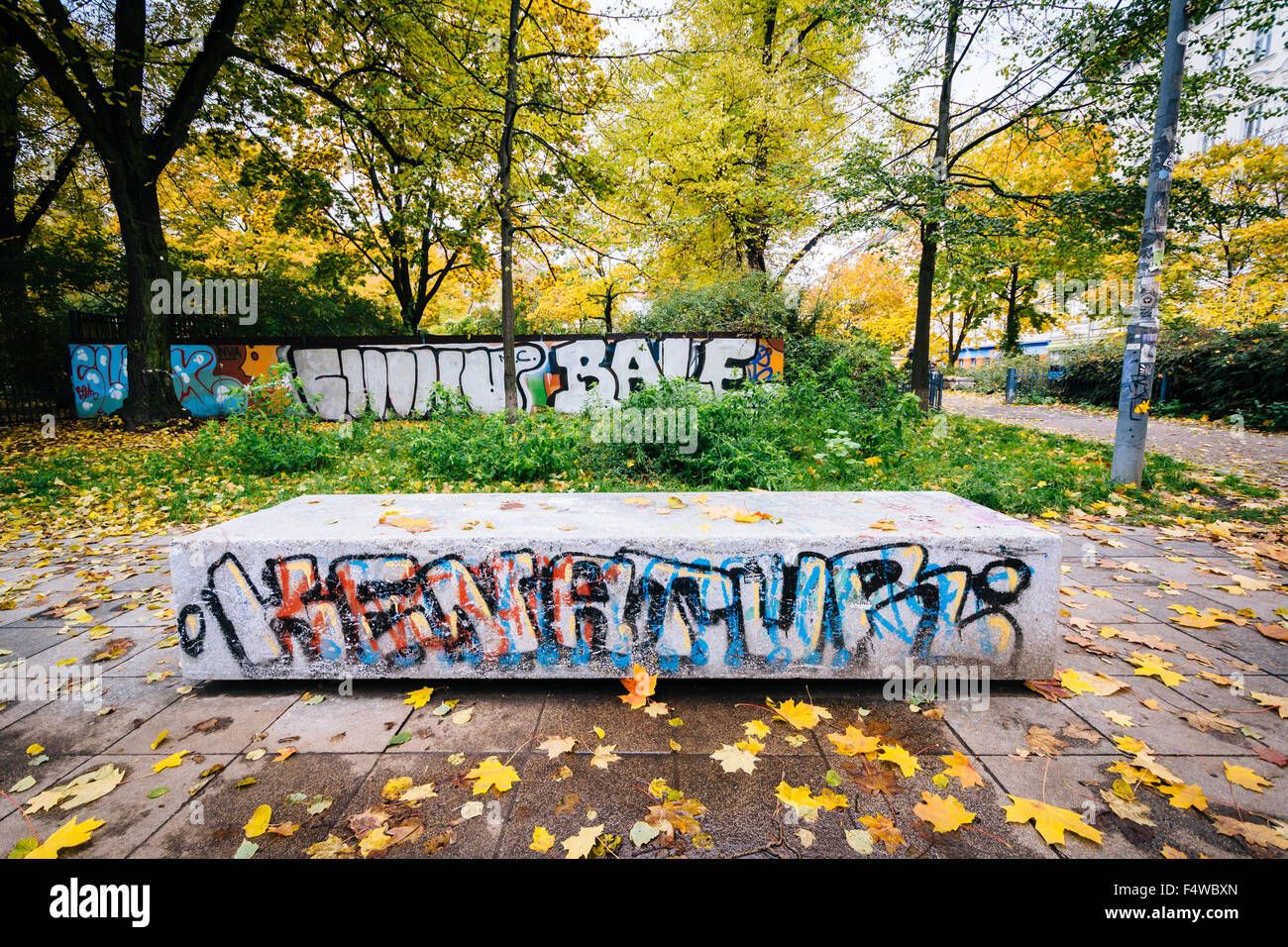 Graffiti e Colore di autunno a Helmholtzplatz, in Prenzlauer Berg di Berlino, Germania. Foto Stock