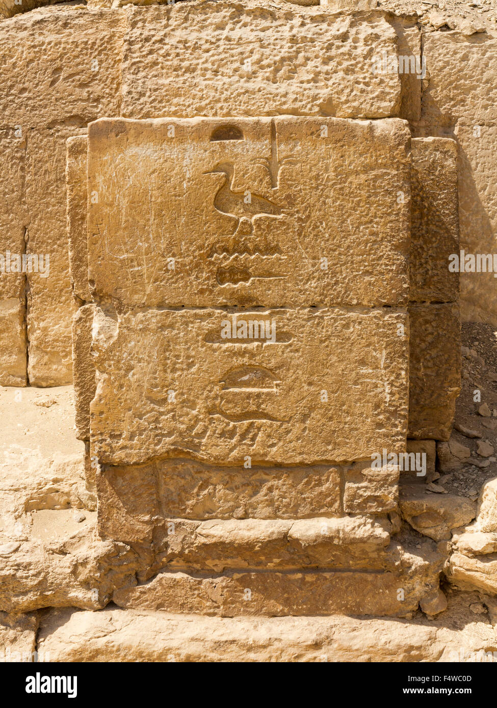 Viste prese mentre si cammina attraverso i campi di mastaba presso le Grandi Piramidi di Giza Plateau. Egitto Foto Stock