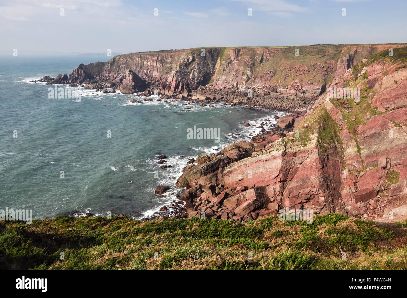 Geologia drammatica a St Annes Head, Pembrokeshire, Galles. Foto Stock