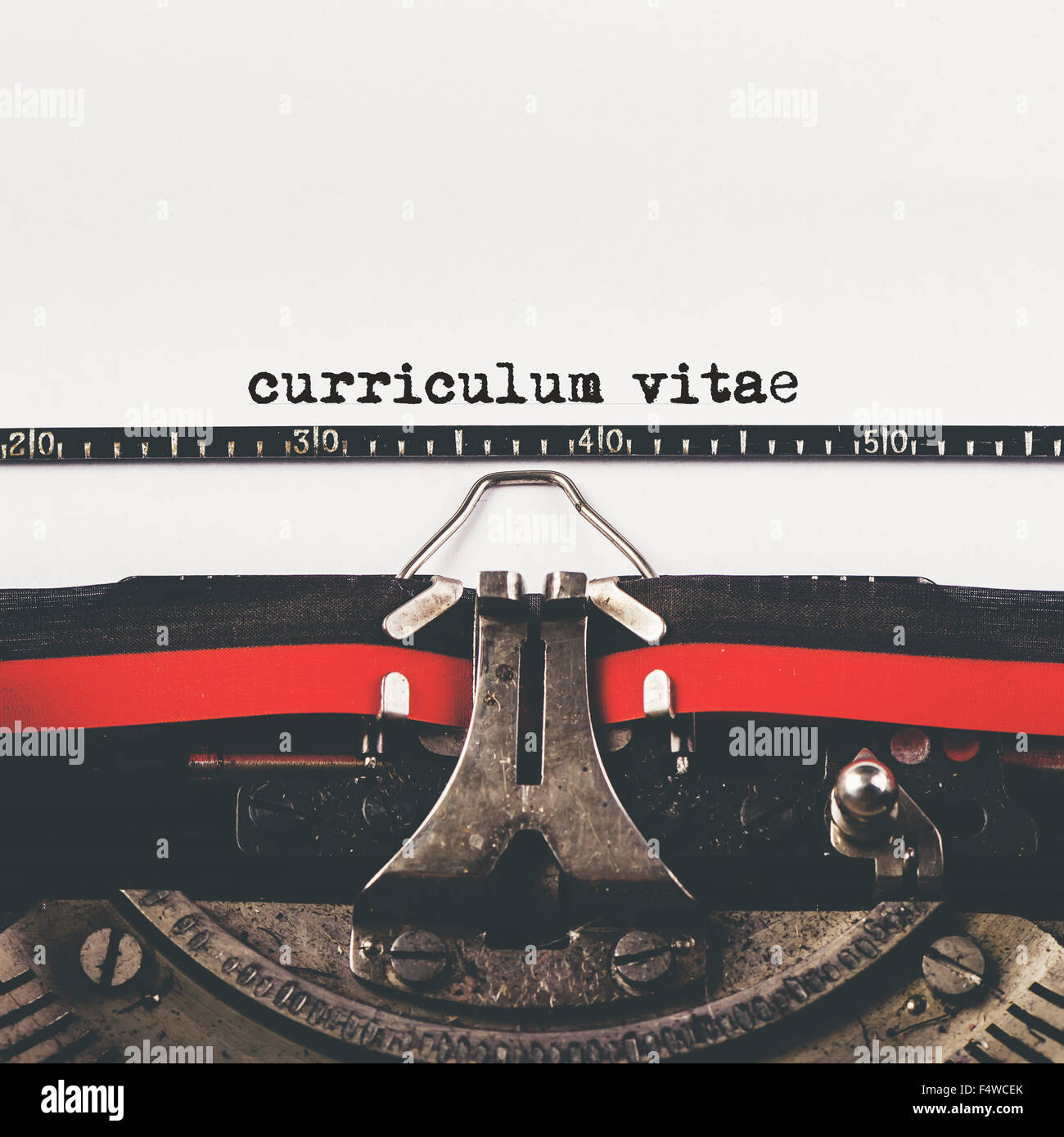 Curriculum Vitae tipo sulla vecchia macchina macchina da scrivere, vintage retrò tonica hipster style per la domanda di lavoro, il fuoco selettivo Foto Stock