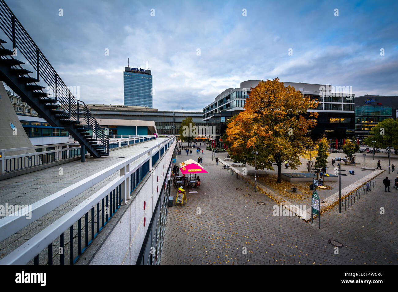 Colore di autunno ed edifici ad Alexanderplatz, nel quartiere Mitte di Berlino, Germania. Foto Stock