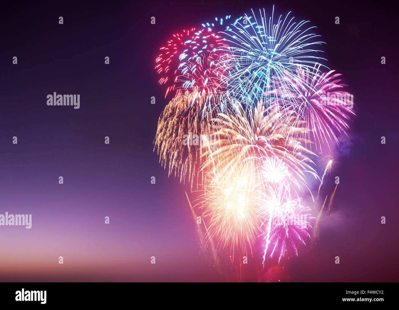 Uno spettacolo di fuochi d'artificio. Un grande evento di fuochi d'artificio e celebrazioni. Foto Stock