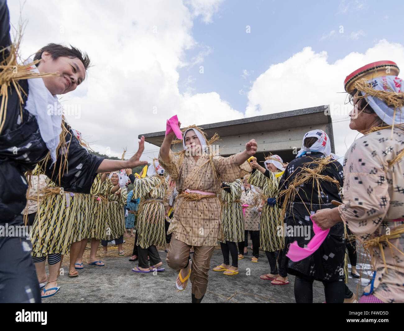 Shioya Ungami, un festival annuale di Ogimi Village, Okinawa. Donne locali di cantare e ballare dopo il dragon boat race. Foto Stock