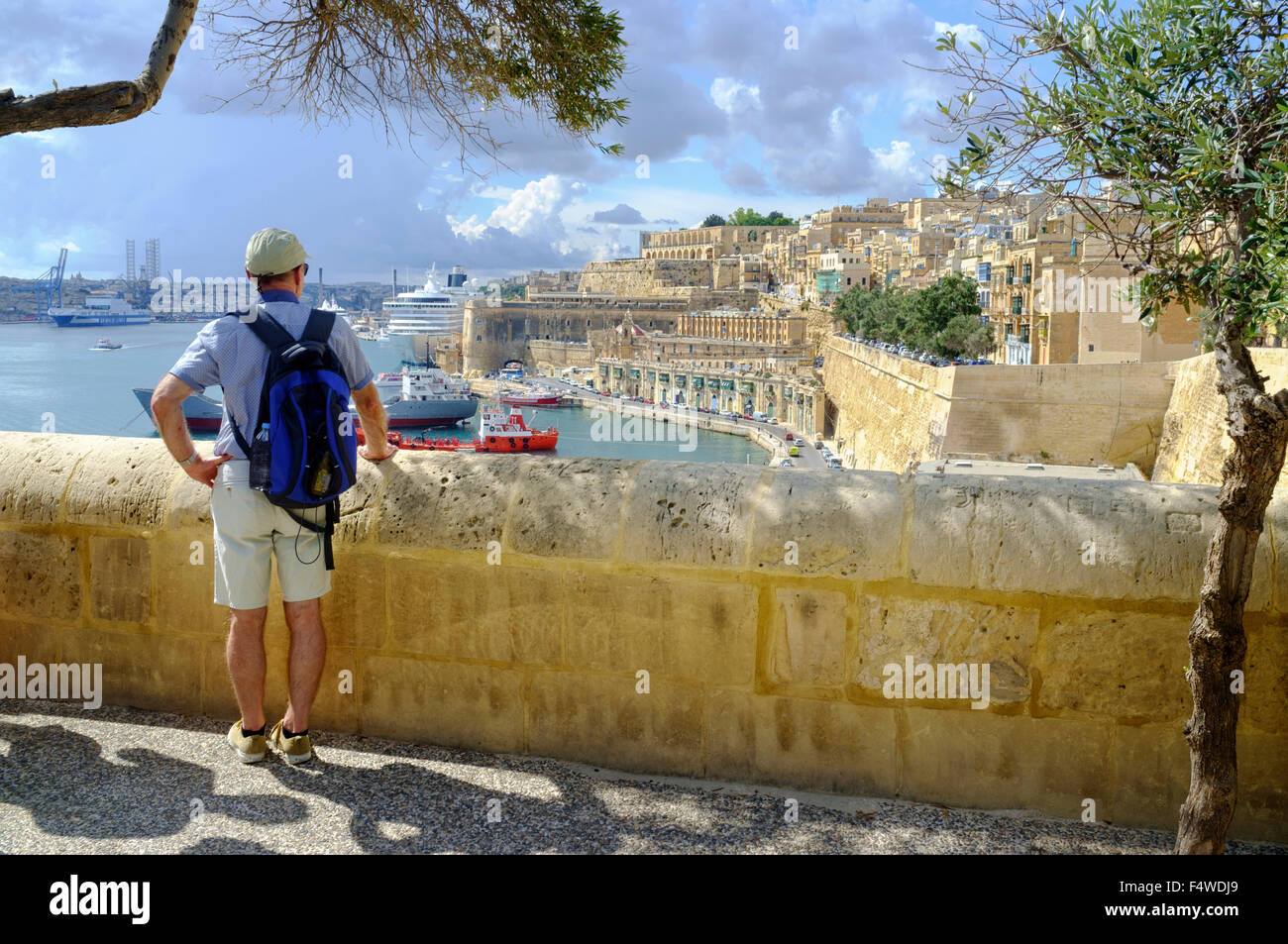 Uomo in vacanza guardando vista dal basso Barracca Gardens Valletta Malta Foto Stock