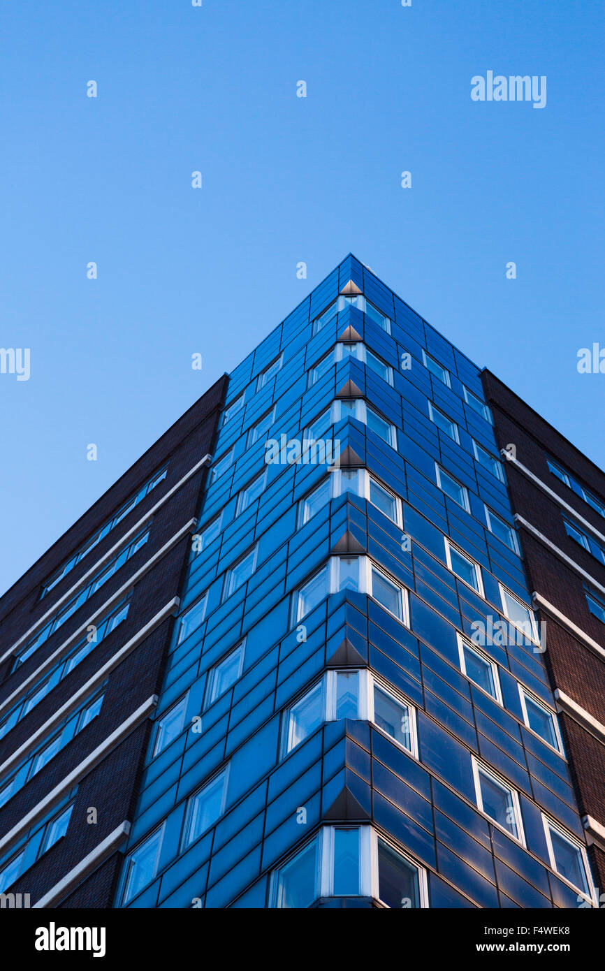 La Svezia, Stoccolma, Liljeholmen, basso angolo di vista moderno edificio residenziale Foto Stock