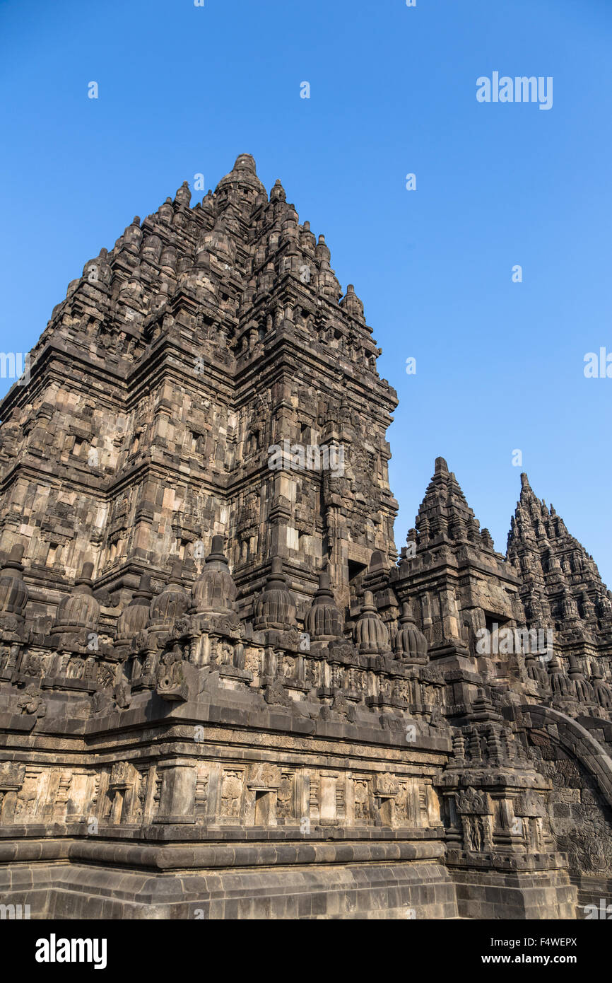 Tempio di Prambanan Jogyakarta vicino al centro di Giava, in Indonesia. Si tratta di un tempio Hindu. Foto Stock