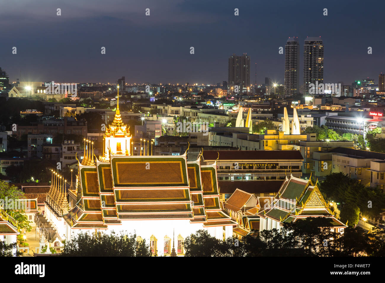 Una vista notturna di wat Thepthidaram a Bangkok città vecchia. Questa città è la Tailandia città capitale e punteggiate di templi buddisti. Foto Stock