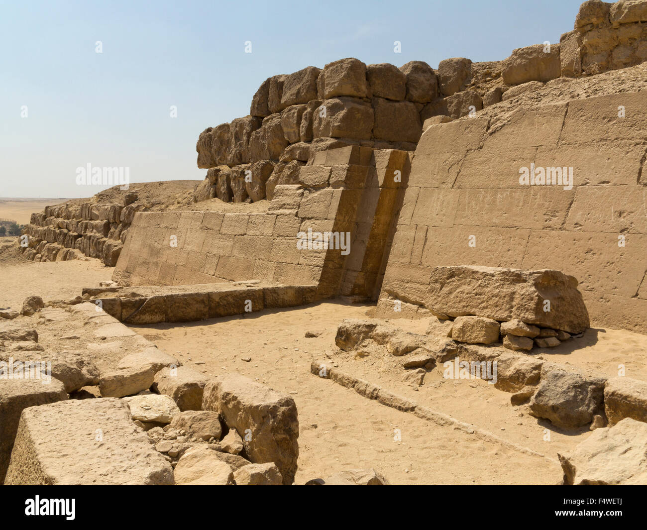 Viste prese mentre si cammina attraverso i campi di mastaba presso le Grandi Piramidi di Giza Plateau. Egitto Foto Stock