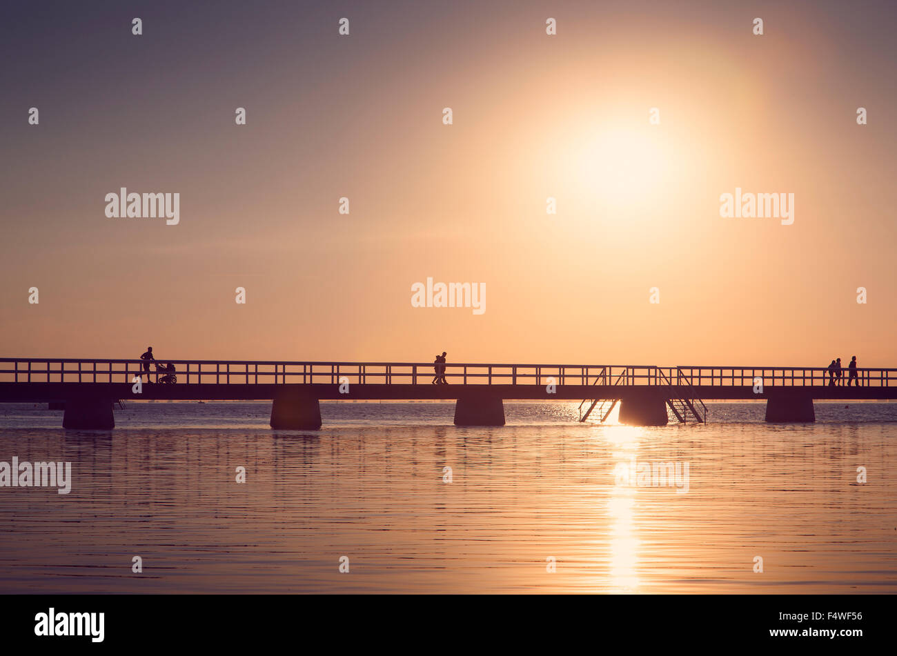 La Svezia, Skane, Malmo, Ribergsborg, Pier al tramonto Foto Stock