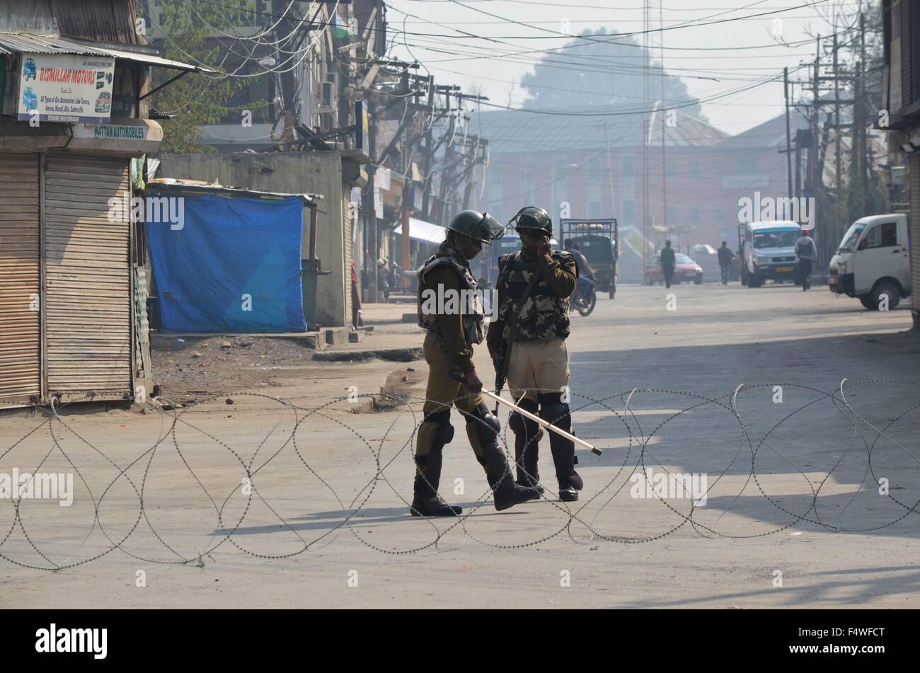 Due indiani soldato paramilitari si erige su un mercato deserta durante un coprifuoco imposto nella Srinagar. Foto Stock