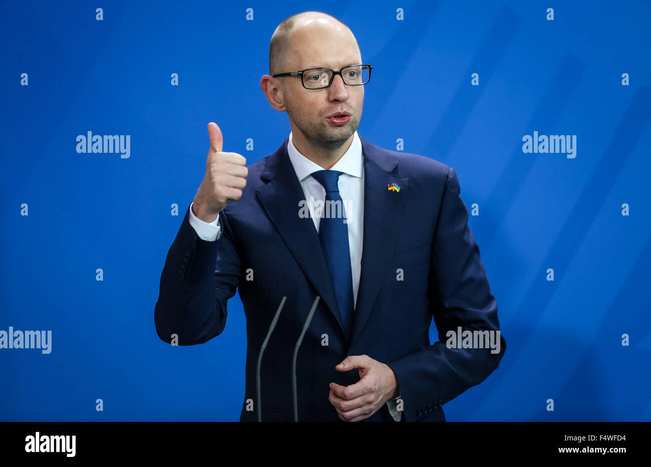 Berlino, Germania. 23 Ott, 2015. Ukrainian Primo Ministro Arseniy Yatsenyuk assiste la conferenza stampa dopo un incontro con il Cancelliere tedesco Angela Merkel (non in foto) presso la cancelleria, Berlino, Germania, il Ott 23, 2015. Credito: Zhang ventola/Xinhua/Alamy Live News Foto Stock