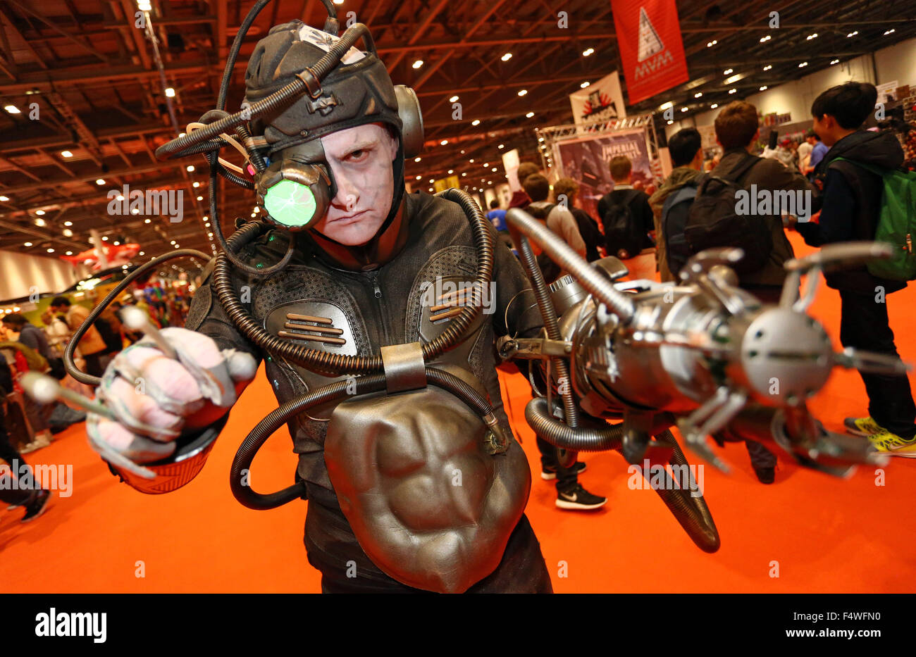 Londra, Regno Unito. Il 23 ottobre 2015. Uno dei Borg di Star Trek alla ricerca di vittime di assimilare in MCM London Comic Con a Excel di Londra. Credito: Paul Brown/Alamy Live News Foto Stock