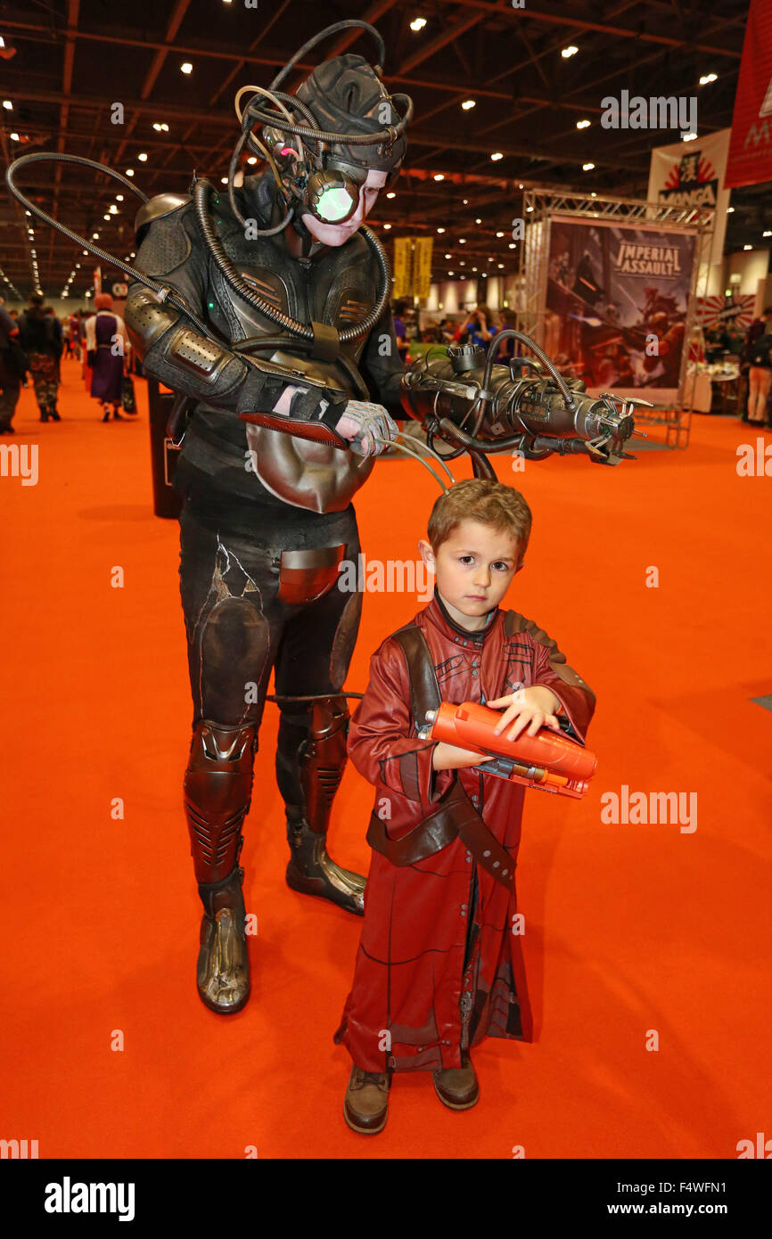 Londra, Regno Unito. Il 23 ottobre 2015. Uno dei Borg di Star Trek cerca trova una vittima giovane vestito come stella Signore da guardiani della galassia di assimilare in MCM London Comic Con a Excel di Londra. Credito: Paul Brown/Alamy Live News Foto Stock