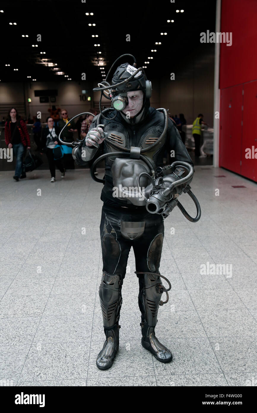 Londra, Regno Unito. 23 Ott, 2015. I devoti vestiti come i loro preferiti della cultura pop personaggi presenti in questo fine settimana a Londra Comic Con al centro Excel London REGNO UNITO 23.10.2015 Credito: theodore liasi/Alamy Live News Foto Stock