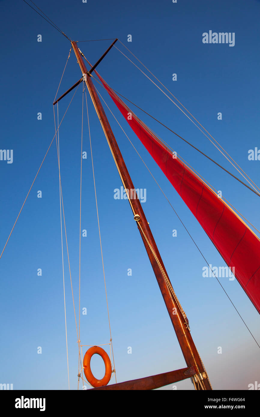 Immagine di un montante di yacht e manovre durante la navigazione in mare. Foto Stock