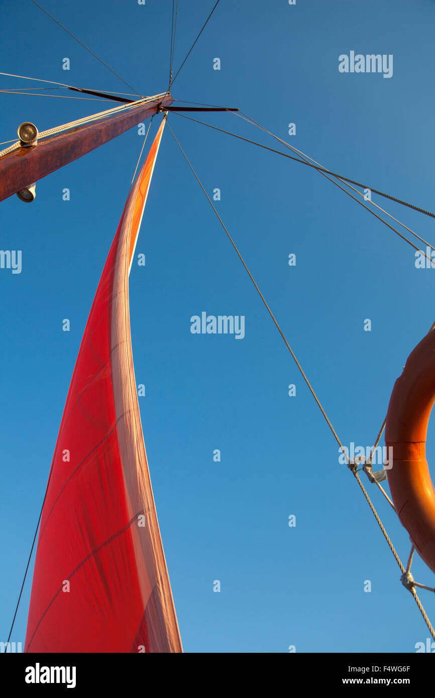 Montante di yacht e manovre su un cielo blu di fondo durante la vela in mare. Foto Stock